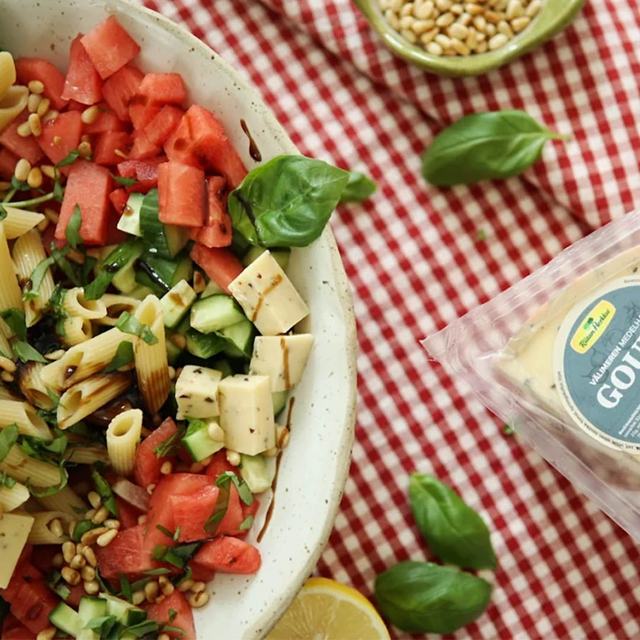 Kesäinen pastasalaatti Välimeren gouda -juustolla